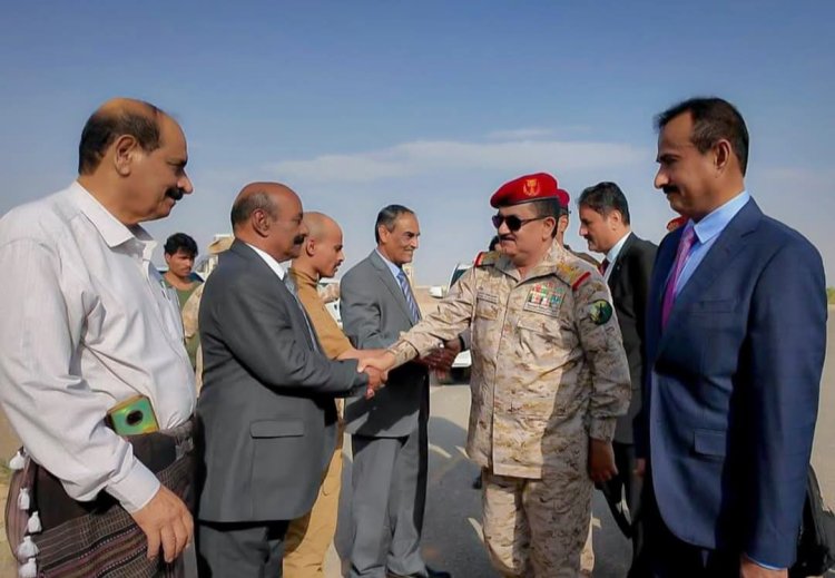 رئيس تنفيذية انتقالي شبوة يشارك في استقبال وزير الدفاع والجبواني بمطار عتق