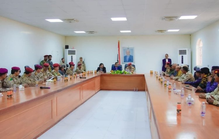 وزير الدفاع ومحافظ شبوة يترأسان اجتماعاً للجنة الأمنية في محافظة شبوة