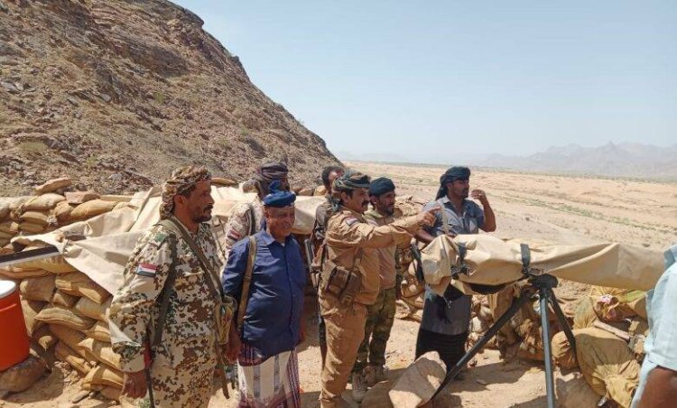 رئيس عمليات اللواء الخامس مشاة يتفقد وحدات اللواء في المواقع المتقدمة بجبهة حريب بشبوة