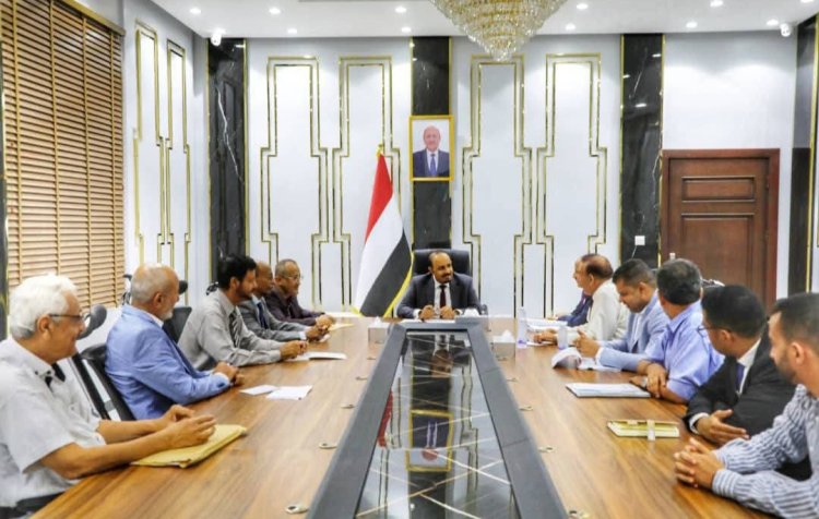محافظ حضرموت يبحث مع اللجنة الوزارية من وزارة النقل ومصلحة الجمارك سُبل توسعة وتطوير ميناء المكلا بما يواكب متطلبات التنمية الاقتصادية والخدمية