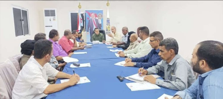 فريق التوجيه والرقابة الرئاسي يناقش تفعيل الدور الرقابي لضبط الأسعار في أسواق لحج