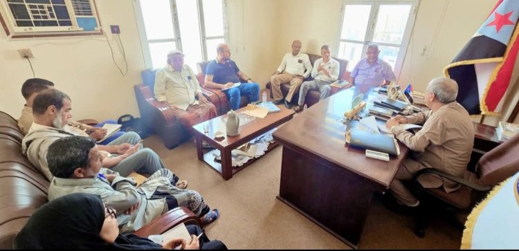 فريق التوجيه والرقابة الرئاسي يلتقي قيادة انتقالي غيل باوزير والسلطة المحلية ويبحث احتياجات المديرية