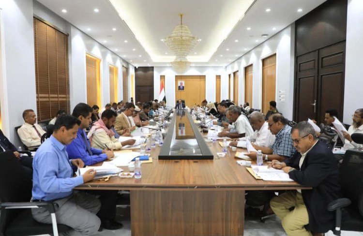 محافظ حضرموت يرأس اجتماعًا للمكتب التنفيذي ويؤكد: السلطة المحلية تخوض "معركة حضرموت للحفاظ على مؤسسات الدولة"