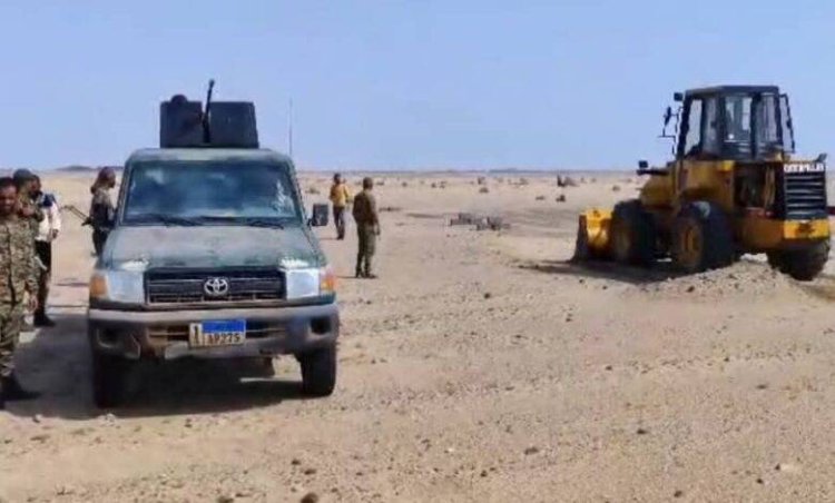 بتوجيه المقدم كمال الحالمي.. قوة أمنية مشتركة تزيل تعديات عشوائية تستهدف آبار مياه بئر أحمد