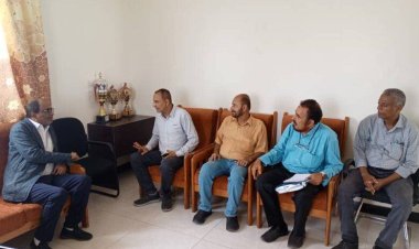 محمد لملس والذنبة يناقشان سير العملية التعليمية بمدارس البريقة واحتياجاتها.