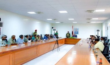 محافظ شبوة يستعرض مع المكونات السياسية الخطط التنموية المستقبلية