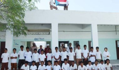 انتقالي المحفد يدشن رفع العلم الجنوبي وترديد النشيد الوطني في عدد من مدارس المديرية
