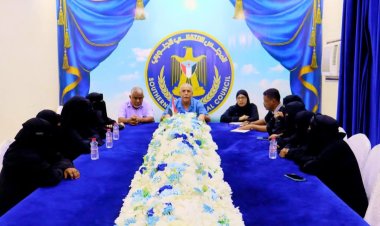 فريق التوجيه والرقابة الرئاسي يؤكد وقوفه مع أمهات وذوي شهداء الجنوب بعد الاعتداء على وقفتهن السلمية بالمكلا