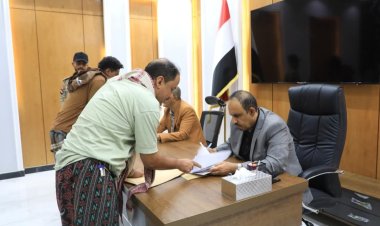 محافظ حضرموت يلتقي المواطنين ويستمع لقضاياهم ويصدر توجيهات فورية بتخليص معاملات أكثر من 600 مواطن