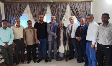 فريق التوجيه والرقابة الرئاسي يطمئن على صحة المناضل أحمد بامعلم بالمكلا