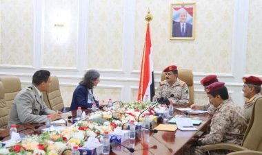 وزير الدفاع يلتقي في عدن السفيرة والملحق العسكري الفرنسي