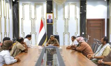 محافظ حضرموت يبحث مع قيادات عدد من الجمعيات السمكية بالريدة وقصيعر سُبل تنظيم عملية الاصطياد والحفاظ على الثروة السمكية