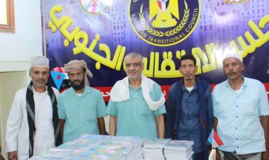 انتقالي شبام يدشّن توزيع مستلزمات مدرسية على طلاب الأسر المحتاجة بالمديرية