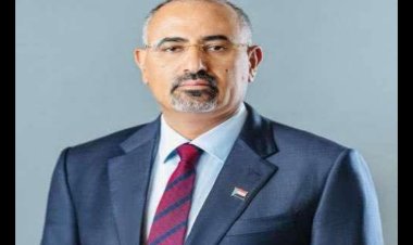 الرئيس الزُبيدي يجري اتصالاً هاتفياً بالشيخ سلطان البركاني للاطمئنان على صحته