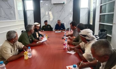 المكتب التنفيذي بمديرية عتق يعقد اجتماعه الدوري ويستعرض تقارير الأوقاف والصحة