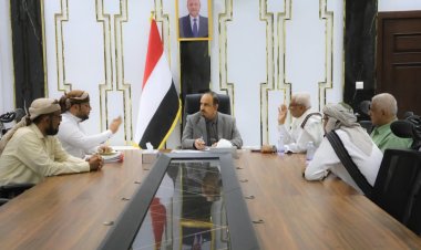 محافظ حضرموت يشيد بجهود مؤسسة الرفقاء الإنسانية ويُثمن دعم الكويت لمشاريع الإسكان والخدمات