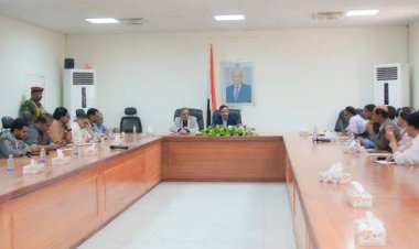 برئاسة المحافظ بن الوزير.. لجنة المناقصات تقر وتعلن عددًا من المناقصات الخدمية والتنموية