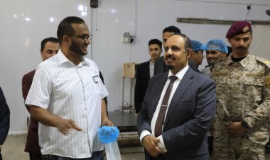محافظ حضرموت يتفقد مصنع المكلا لتعليب الأسماك ويشيد بمستوى التحديثات المنفذة