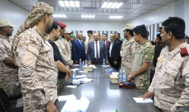 محافظ حضرموت يطّلع على سير دورة أمن الموانئ لضباط  خفر السواحل بالمكلا