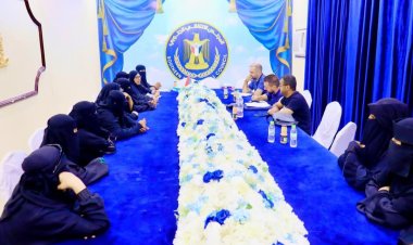 المعهد الأوروبي للسلام يطلع على الأعتداءات الذي تعرضن له أمهات وذوي شهداء الجنوب في وقفتهن السلمية بالمكلا