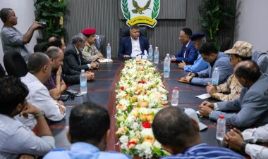 النائب العام ووزير الدفاع يطلعان على سير العمل في ميناء عدن