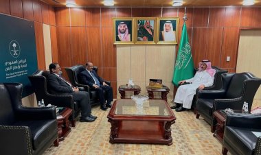 وزير النقل يلتقي السفير آل جابر المشرف العام على البرنامج السعودي لإعمار اليمن في مقر البرنامج بالرياض