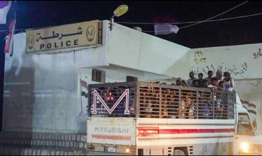 شرطة المهرة تضبط شبكات تهريب المهاجرين غير الشرعيين وترحّل أكثر من 406 مهاجرًا في حملة واسعة بشحن