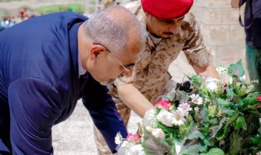 الرئيس الزُبيدي يضع إكليلا من الزهور على نصب الشهيد لبوزة ويزور منصة الشهداء في ردفان