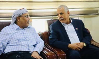 رئيس الجمعية الوطنية يلتقي في المكلا فريق التوجيه والرقابة الرئاسي ويبحث معهم ترتيبات فعالية ذكرى 14 أكتوبر