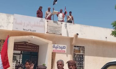 انتقالي الروضة يدشن حملة رفع أعلام الجنوب على المرافق الحكومية بالمديرية