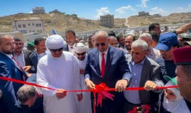 الرئيس الزُبيدي يزور مديرية الشعيب ويفتتح مجمّع الشيخ محمد بن زايد التعليمي النموذجي بمنطقة القزعة