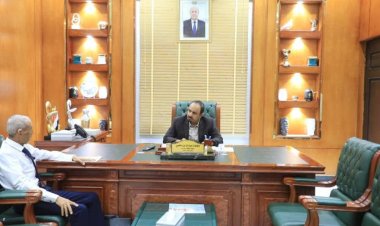 محافظ حضرموت يلتقي مدير عام دوعن ويبحث أوضاع المديرية وسبل تحسين خدمة الكهرباء