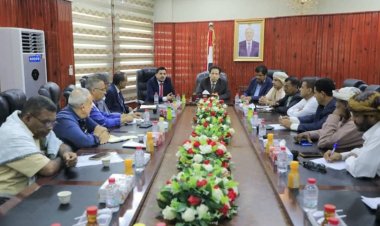 المحافظ بن ياسر يلتقي نائب وزير المياه والبيئة لمناقشة أوضاع فرع المؤسسة بالمهرة