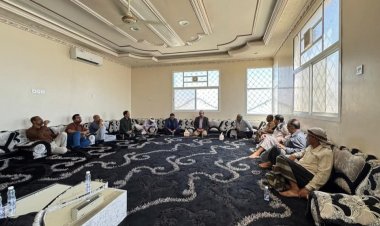 محافظ حضرموت يُقدم واجب العزاء لذوي الفقيد الشيخ علي بن صالح بن يمين