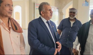 فريق التوجيه والرقابة الرئاسي يلتقي مدير الشؤون القانونية بديوان محافظ محافظة المهرة