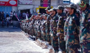 قوات الحزام في يافع تنظم عرضا عسكريًا لسرايا رمزية تزامنًا مع عيد أكتوبر المجيد