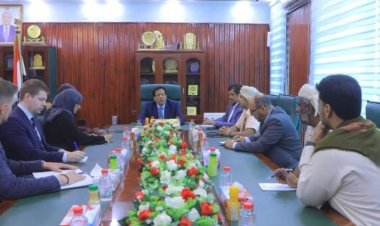 محافظ المهرة يلتقي وفد من مكتب المبعوث الأممي إلى اليمن ويبحث معه الأولويات والاحتياجات