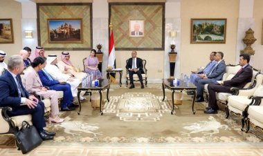 رئيس الوزراء يعقد اجتماعاً مع سفراء عدد من الدول الراعية للعملية السياسية في اليمن