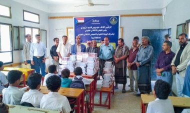 انتقالي شبوة يدشن توزيع الكتاب المدرسي لعدد من مدارس المحافظة