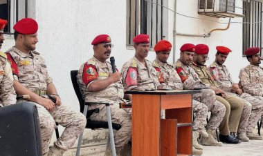 أركان الشرطة العسكرية فرع المكلا يلقي محاضرة توجيهية بعنوان "أكتوبر المجد.. ثورة العزة والإباء" بمعسكر قيادة الفرع