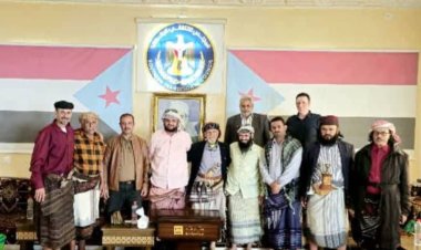 العميد الوالي يزور الشيخ عبدالرب النقيب للاطمئنان على صحته ويثمن مواقفه الوطنية