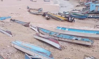 خفر سواحل حضرموت يسحب قوارب جرفتها السيول في الديس الشرقية