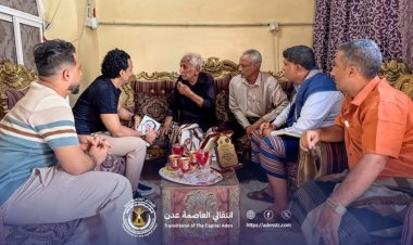 السقاف يزور الشاعر المخضرم عبدالله عبدالكريم للاطمئنان على صحته