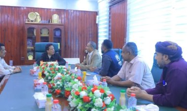 محافظ المهرة يلتقي فريق مفوضية اللاجئين ويؤكد استعداد السلطة المحلية لتسهيل مهامها