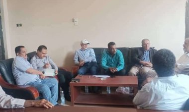 فريق التوجيه والرقابة الرئاسي يلتقي قيادة مكتب مصلحة الضرائب في لحج