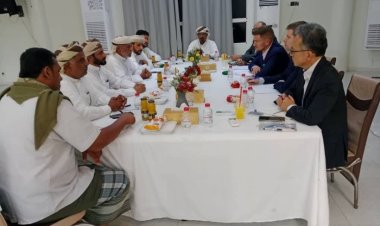 المهرة.. الغرفة التجارية تبحث مع مكتب المبعوث الأممي التحديات التي تواجه القطاع الخاص