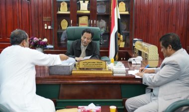 محافظ المهرة يناقش سبل تطوير التعليم الفني ويوجه بدعم المعامل بالطاقة الشمسية