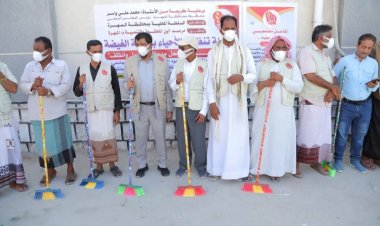 امين محلي المهرة يدشن حملة تنظيف الأحياء بمدينة الغيضة تحت شعار لنجعل مدينتنا أجمل وأنظف