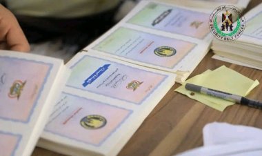 قوات الحزام الامني تضبط أوراقًا ثبوتية غير قانونية قادمة من مناطق الحوثيين