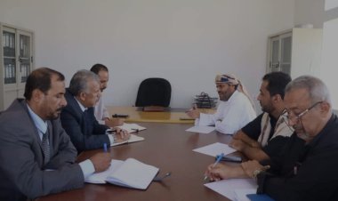 فريق التوجيه والرقابة الرئاسي يلتقي مدير فرع المؤسسة العامة للمياه والصرف الصحي بمحافظة المهرة .